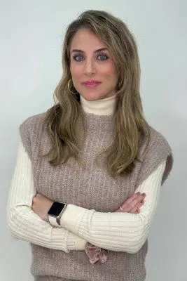 Miriam Medina - técnico de formación posando en un fondo blanco.