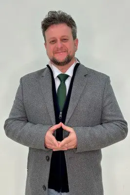 Felipe Berenguel - Dirección posando en un fondo blanco.